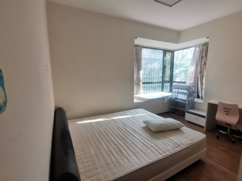 3室2廳1陽臺(tái) 上東城臥室