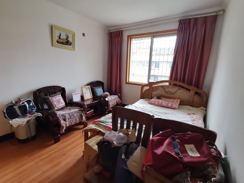 4室2廳1陽臺 秋苑小區(qū)臥室