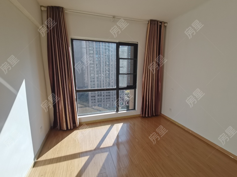 4室2廳2陽臺 同德昆明廣場B區(qū)臥室