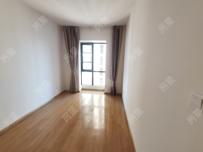 4室2廳2陽臺 同德昆明廣場B區(qū)臥室