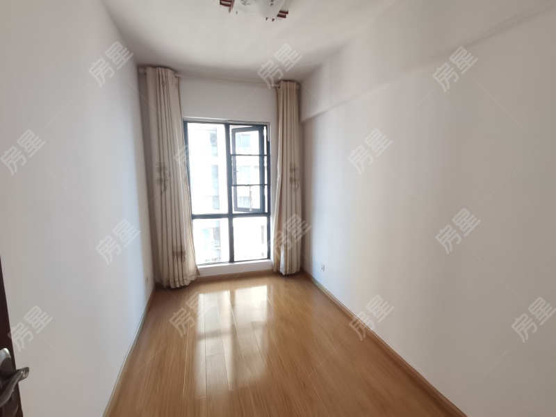 4室2廳2陽臺 同德昆明廣場B區(qū)臥室