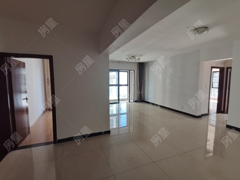 4室2廳2陽臺 同德昆明廣場B區(qū)客廳