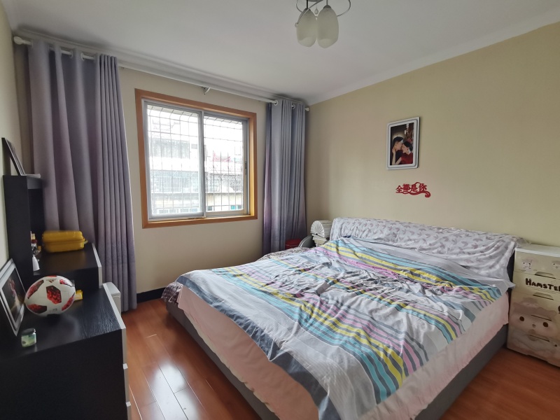 4室2廳1陽臺 秋苑小區(qū)臥室