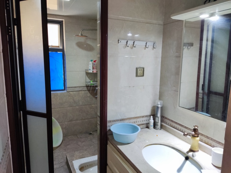 3室2廳1陽(yáng)臺(tái) 海運(yùn)花園衛(wèi)生間