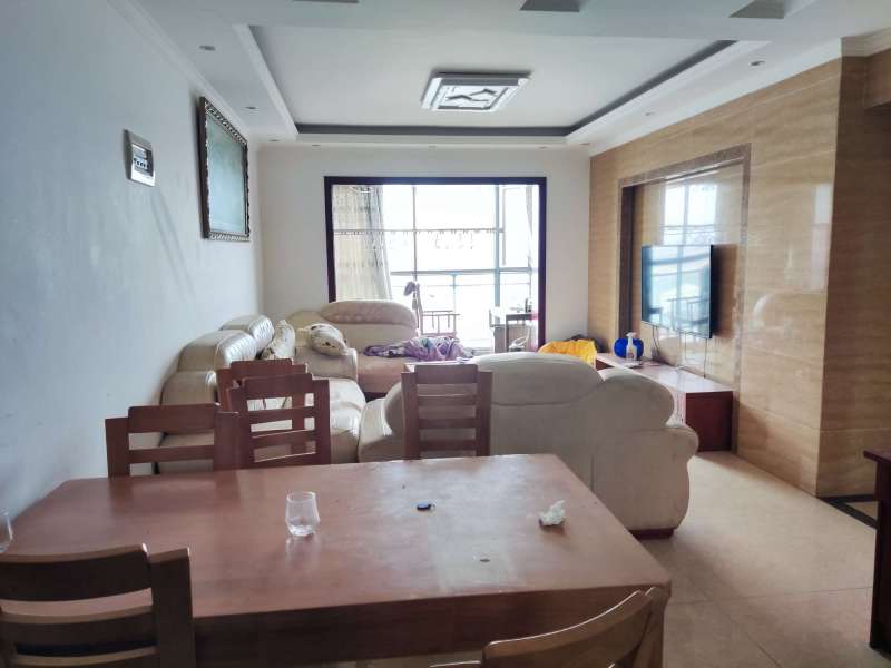 3室2廳1陽(yáng)臺(tái) 海運(yùn)花園客廳