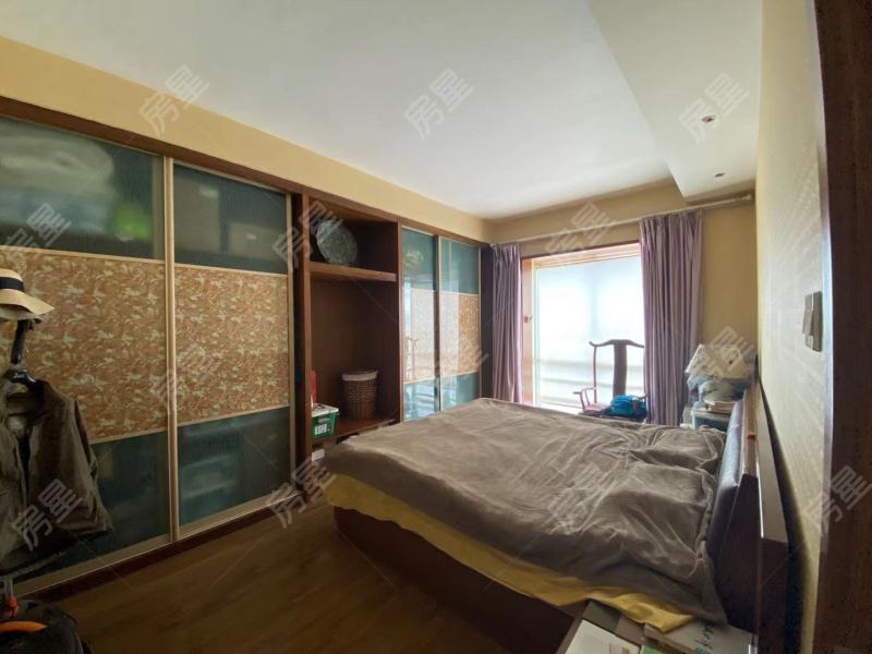 3室2廳2陽臺(tái) 中環(huán)金界臥室