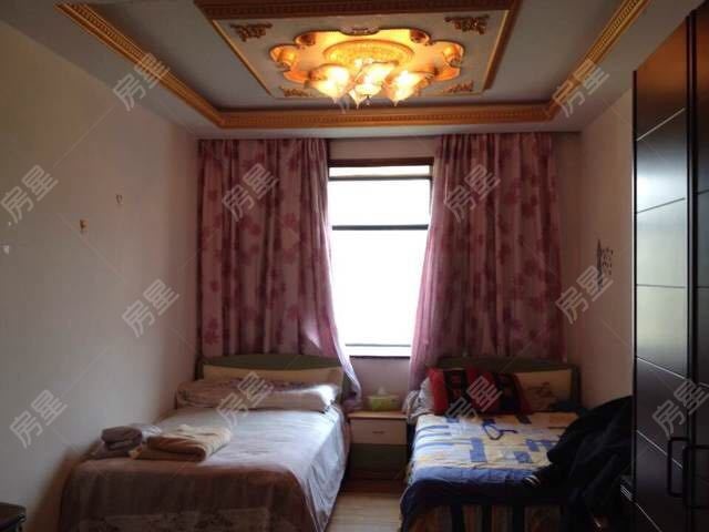 6室3廳3陽(yáng)臺(tái) 世界花苑客廳