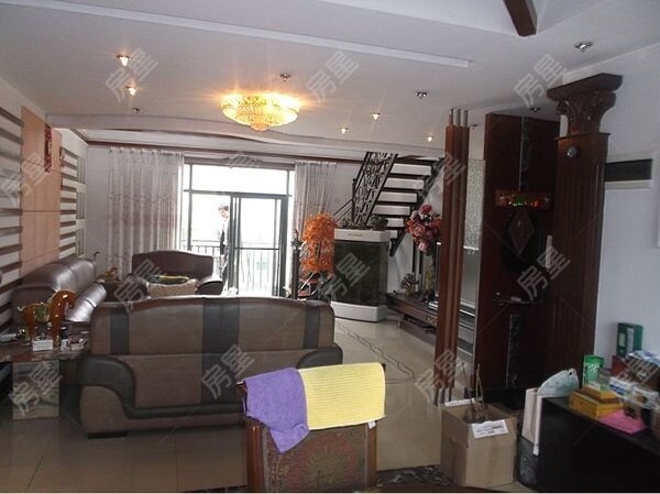 6室3廳3陽(yáng)臺(tái) 世界花苑客廳