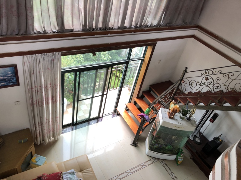 6室3廳3陽(yáng)臺(tái) 世界花苑客廳