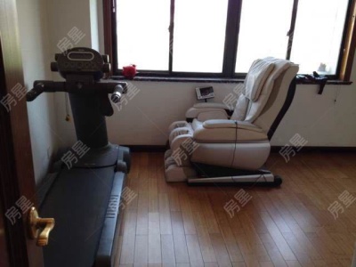 6室3廳3陽(yáng)臺(tái) 世界花苑客廳