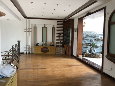 6室3廳3陽(yáng)臺(tái) 世界花苑客廳