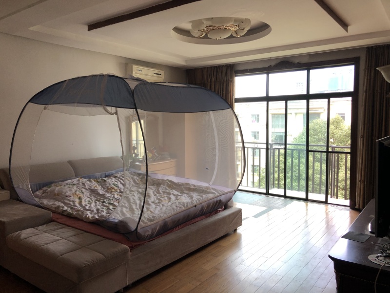 6室3廳3陽(yáng)臺(tái) 世界花苑客廳