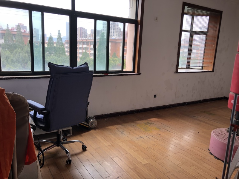 6室3廳3陽(yáng)臺(tái) 世界花苑客廳