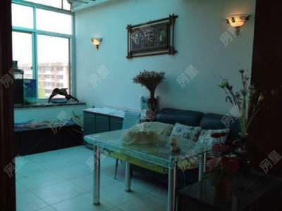 6室3廳3陽(yáng)臺(tái) 世界花苑客廳