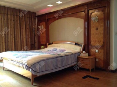 6室3廳3陽(yáng)臺(tái) 世界花苑客廳