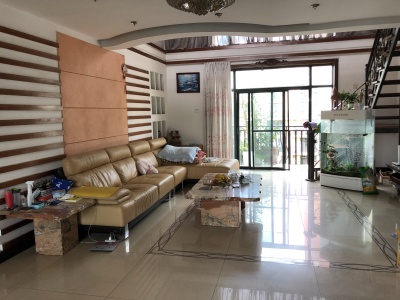 6室3廳3陽(yáng)臺(tái) 世界花苑客廳