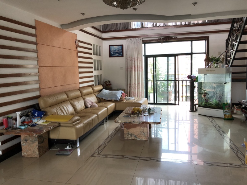 6室3廳3陽(yáng)臺(tái) 世界花苑客廳