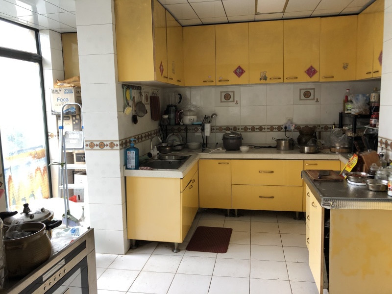 6室3廳3陽(yáng)臺(tái) 世界花苑客廳