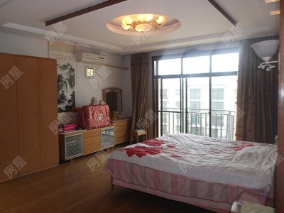 6室3廳3陽(yáng)臺(tái) 世界花苑客廳