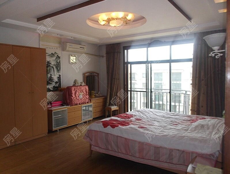 6室3廳3陽(yáng)臺(tái) 世界花苑客廳