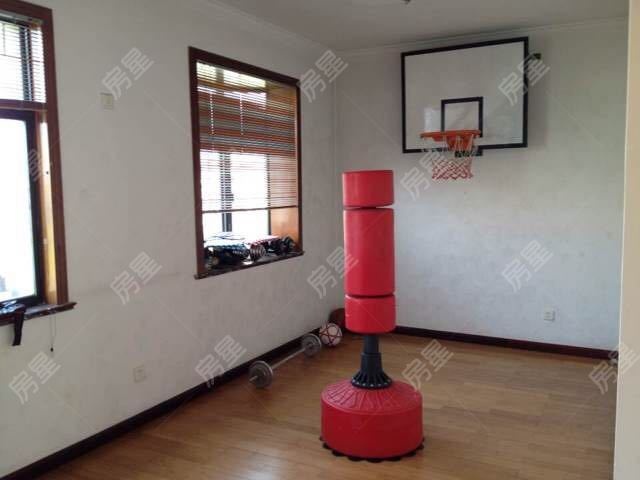 6室3廳3陽(yáng)臺(tái) 世界花苑客廳