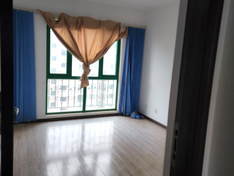 5室2廳3陽臺 世紀(jì)城探春苑客廳