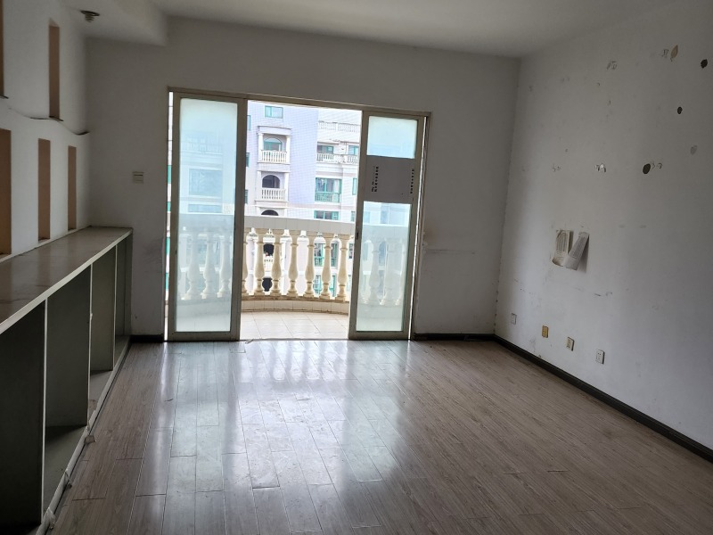 5室2廳3陽臺 世紀(jì)城探春苑客廳