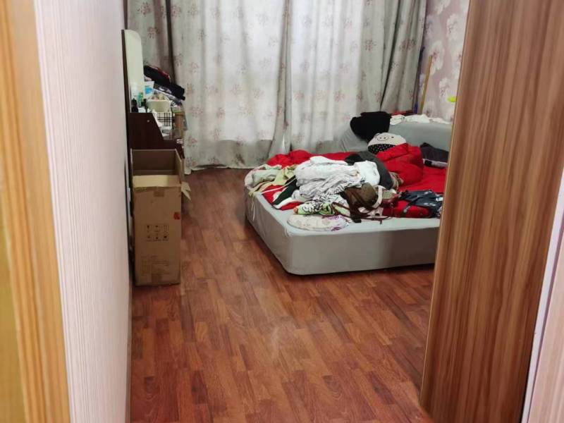 4室2廳3陽臺 福苑小區(qū)臥室