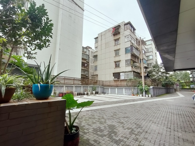 1室1廳1陽臺(tái) 拓東路96號(hào)公寓自家花園