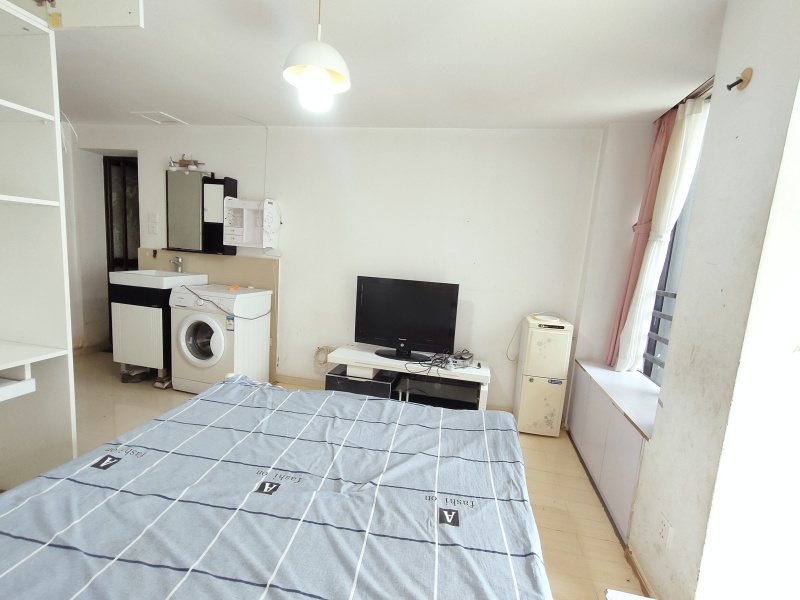 1室1廳1陽臺(tái) 拓東路96號(hào)公寓臥室