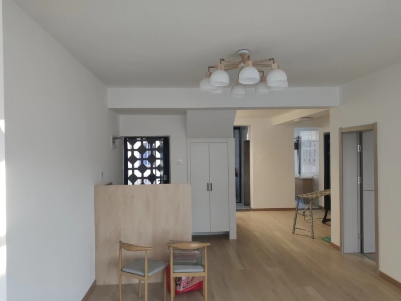 5室2廳2陽(yáng)臺(tái) 頤園里客廳