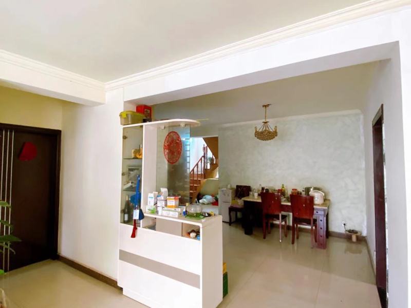 6室2廳3陽臺 西麗園客廳