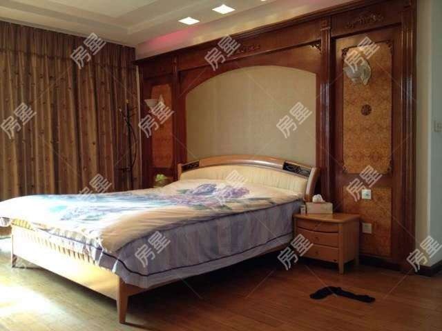 6室3廳3陽(yáng)臺(tái) 世界花苑臥室