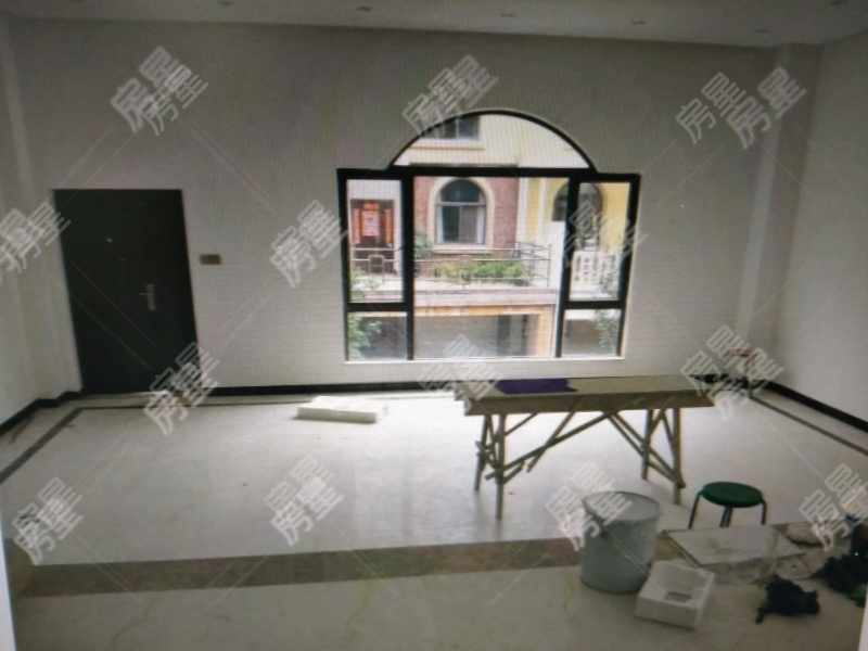 5室3廳3陽(yáng)臺(tái) 果林湖畔別墅客廳