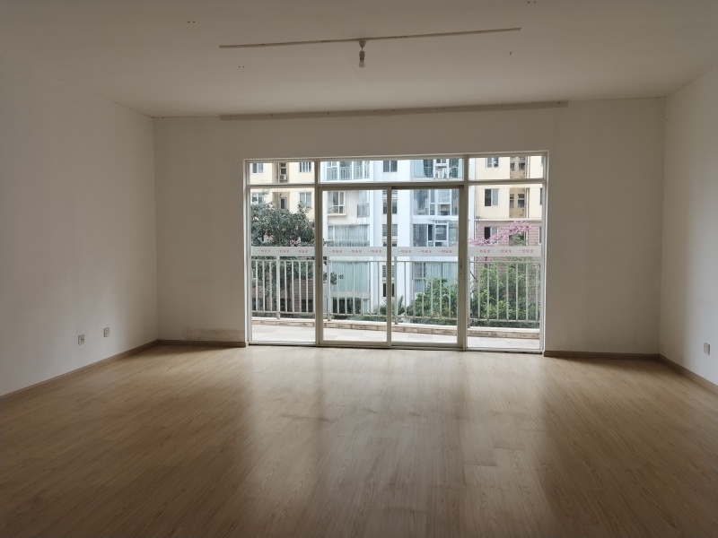 4室2廳2陽臺 鑫逸苑客廳