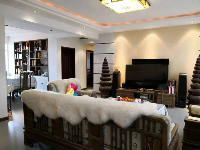 5室2廳2陽(yáng)臺(tái) 南方公園客廳