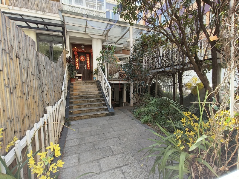 4室2廳3陽臺(tái) 晨曦街洋房別墅自家花園