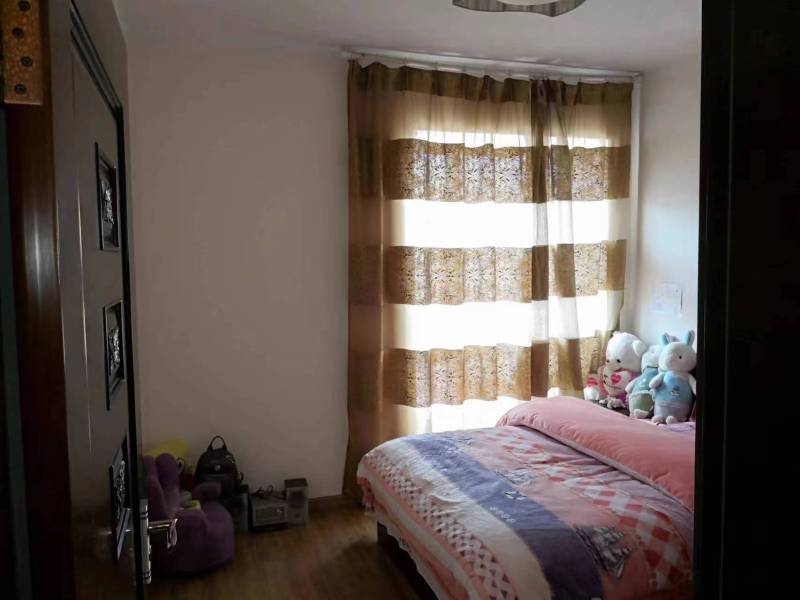 5室2廳2陽(yáng)臺(tái) 南方公園臥室