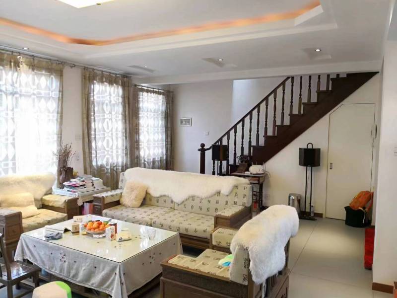 5室2廳2陽(yáng)臺(tái) 南方公園客廳