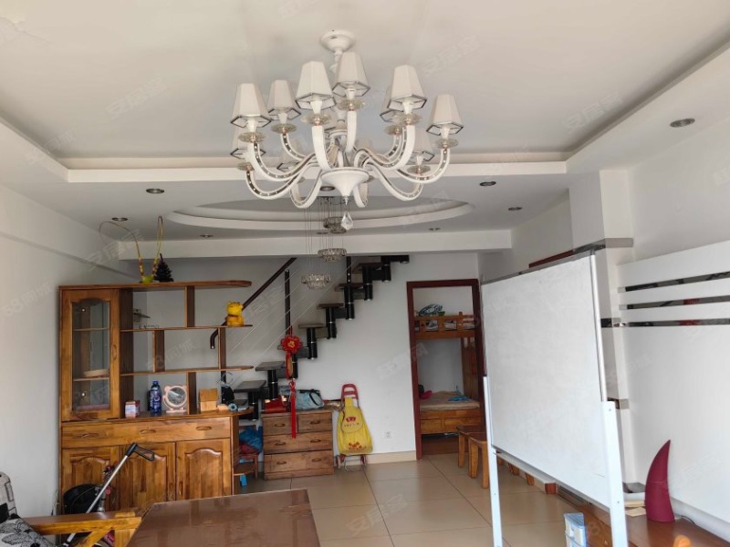 4室2廳2陽(yáng)臺(tái) 花香十里客廳