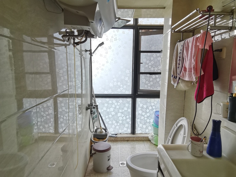 3室2廳1陽臺 經(jīng)典雙城二、三期衛(wèi)生間