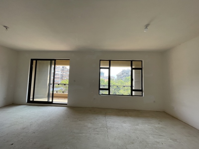 4室2廳3陽(yáng)臺(tái) 綠地海珀瀾庭別墅客廳