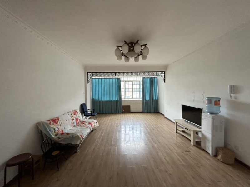 3室2廳1陽臺 金馬鎮(zhèn)政府住宅樓客廳