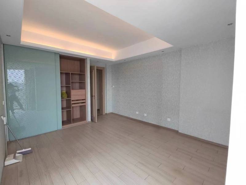 5室2廳2陽臺 中央麗城臥室