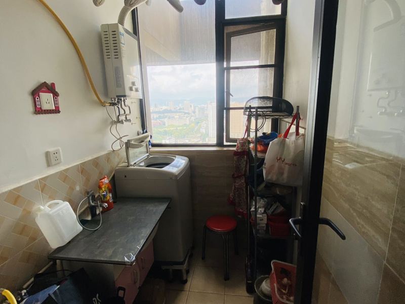 3室2廳2陽臺 中海學(xué)府路8號客廳