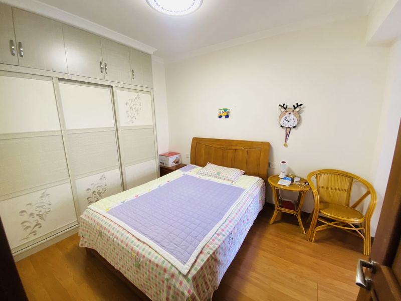 3室2廳2陽臺 中海學(xué)府路8號客廳