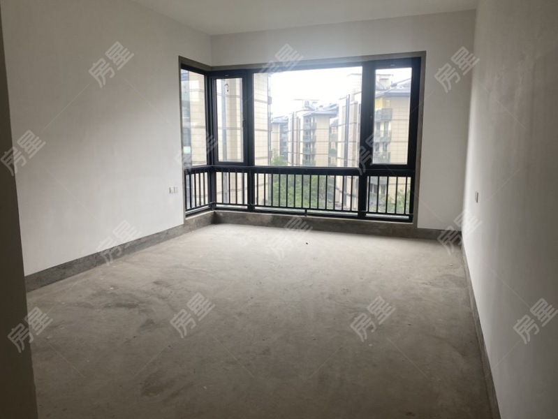 4室2廳2陽臺 華夏四季二期客廳