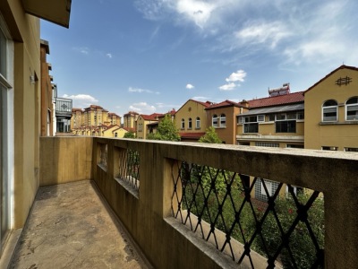 5室2廳3陽(yáng)臺(tái) 東鳴佳苑別墅客廳