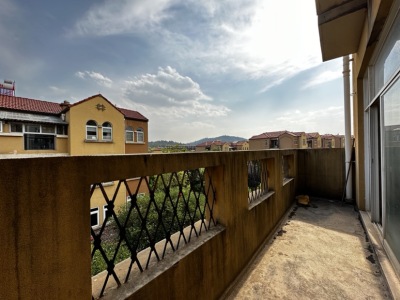 5室2廳3陽(yáng)臺(tái) 東鳴佳苑別墅陽(yáng)臺(tái)