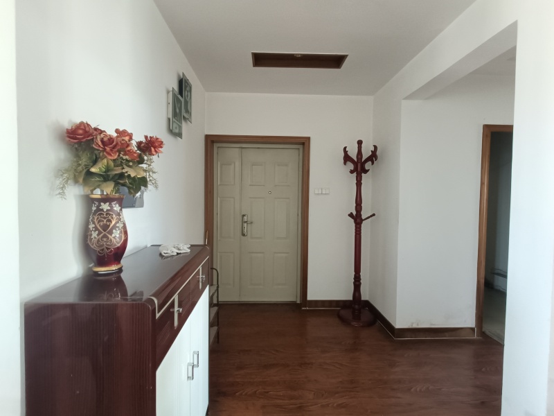 5室2廳2陽臺 世紀(jì)城元春苑門廳